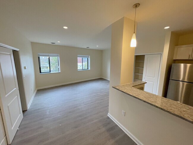 Building Photo - Stylish 1-Bed • 819 Sq. Ft. • Free Interne...