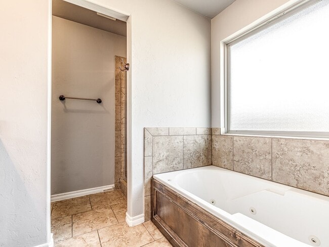 Building Photo - 3 Bed 2 Bath - Deer Creek Schools!