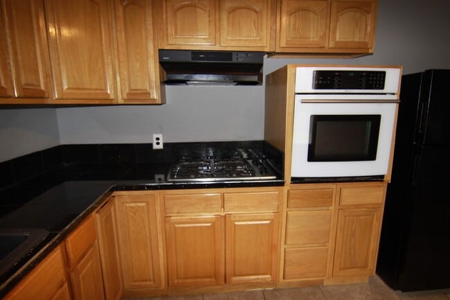 Building Photo - 2 Bedroom Pet Friendly Home For Rent!