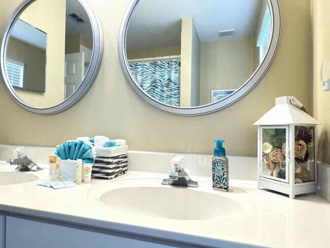 Building Photo - 900 Oxford Dr