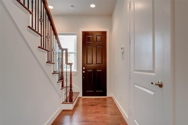 Building Photo - 1844 Parana Dr