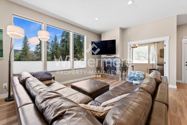Building Photo - * Coming Soon 09/5/2025*Furnished or Unfur...