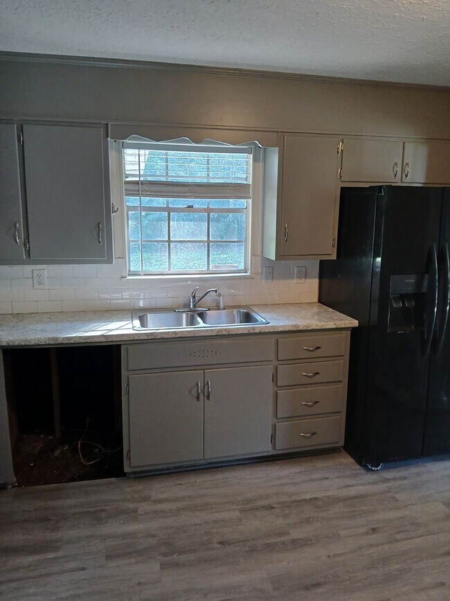 Building Photo - AVAILABLE NOW! MOVE IN READY! CONTACT US T...