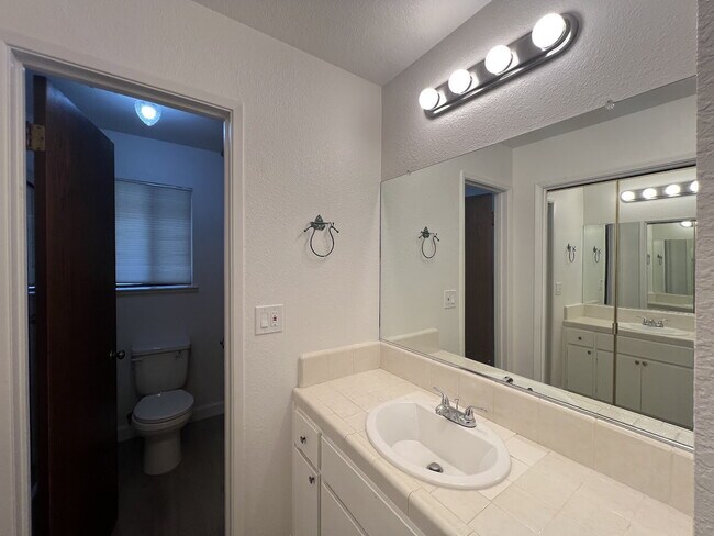 Building Photo - Beautiful Condo in Villa Del Sol – 2 Beds,...