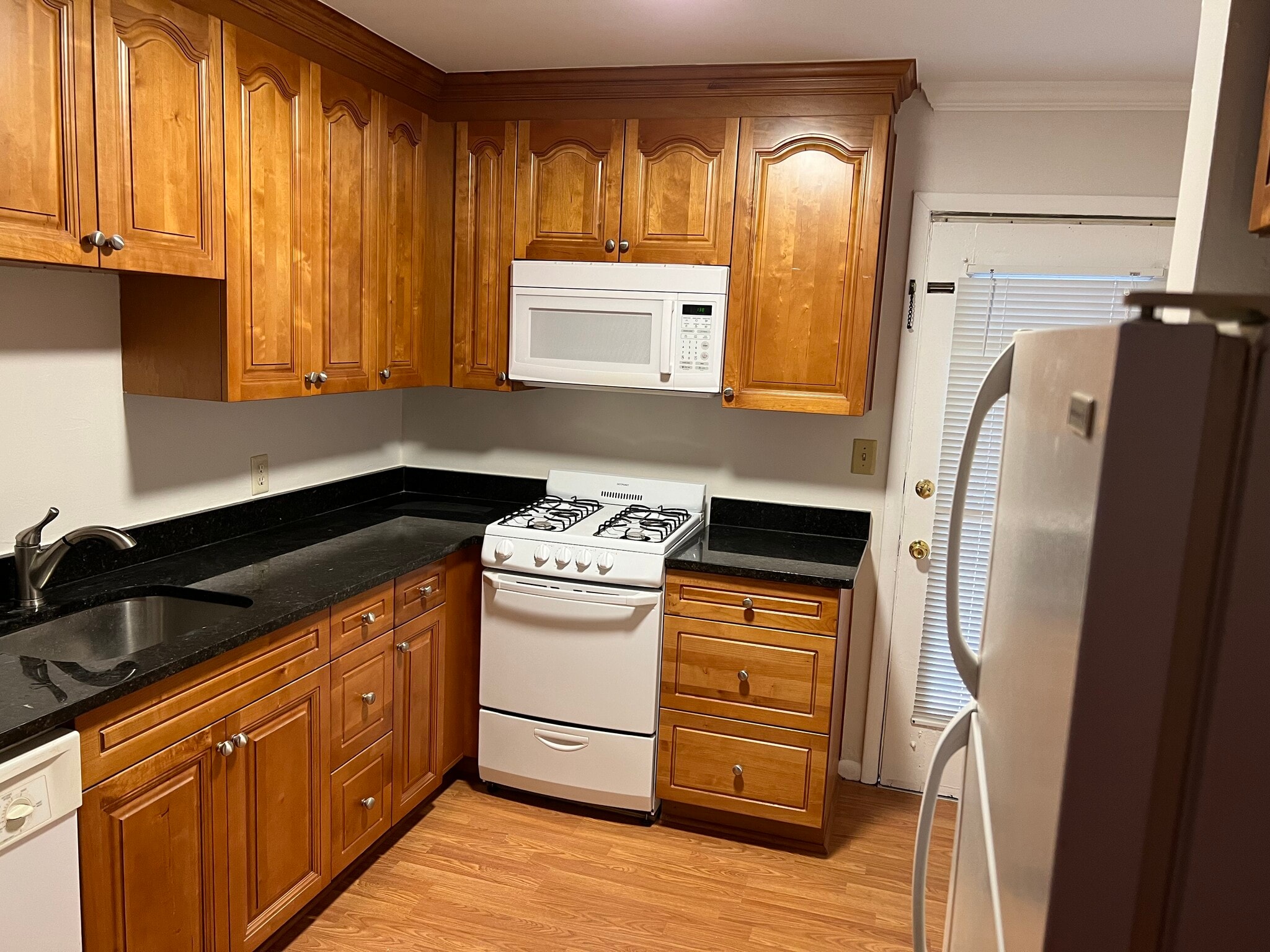 Building Photo - 860 Monroe Dr NE