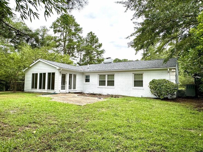 Building Photo - 2530 Mirror Lake Dr