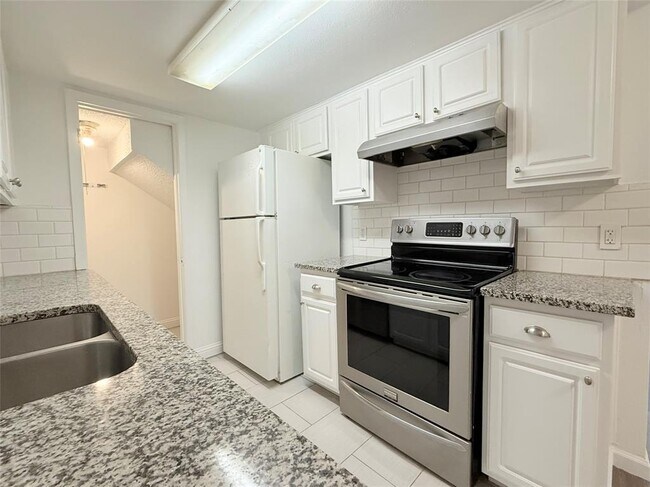 Building Photo - 2124 Burton Dr