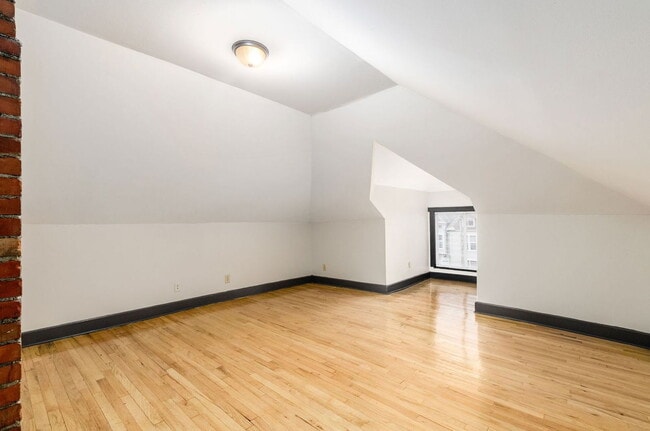 Building Photo - 182 W 8th Ave