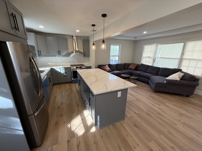 Building Photo - 2204 Redfern Rd