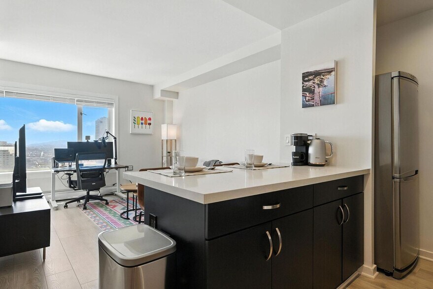 Building Photo - 899 Pine St