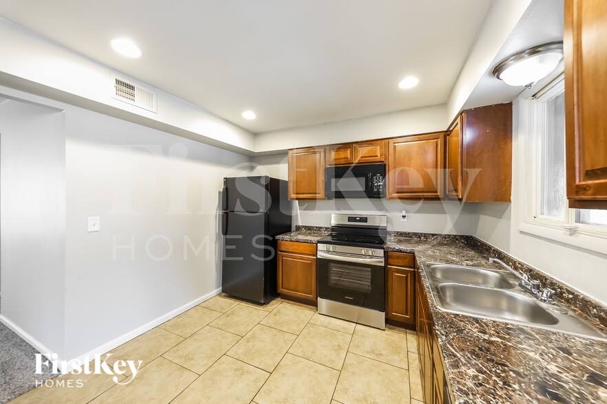 Building Photo - 3526 W Sierra St