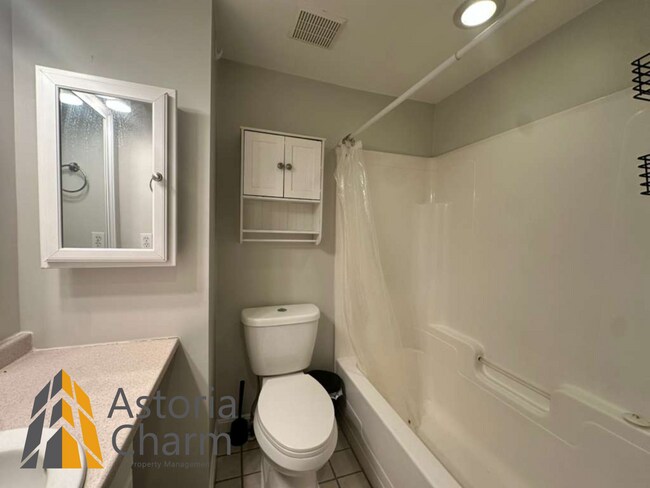 Building Photo - 3 Bedroom Home with Rooftop Views and Modern Finishes