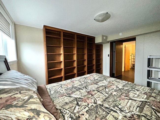 Building Photo - AVAILABLE Aug. 1 - 4 BEDROOM 3 BATHROOM - GORGEOUS LAKE VIEWS