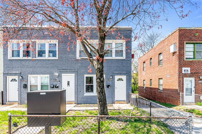 Building Photo - 2439 25th St SE