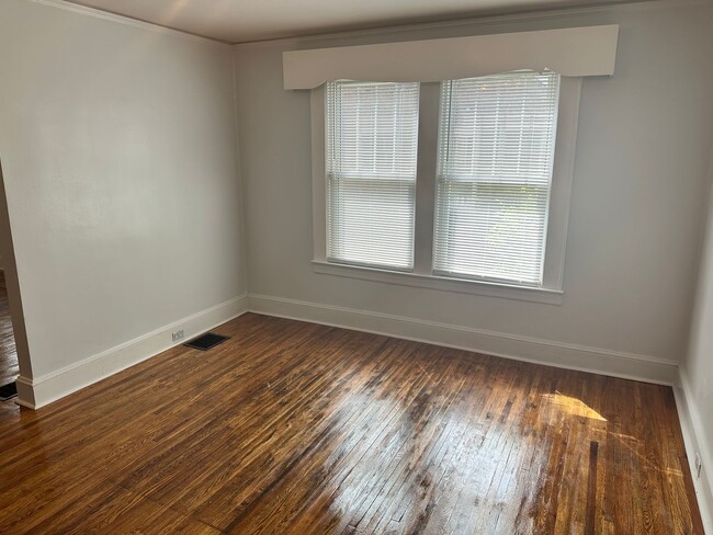 Building Photo - Beautiful Two Bedroom Home in Wesley Heigh...