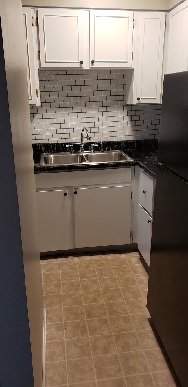 Building Photo - 128 Jamestown Ct
