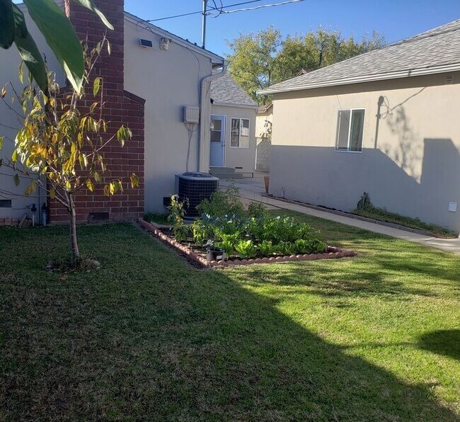 Building Photo - 7534 Kraft Ave