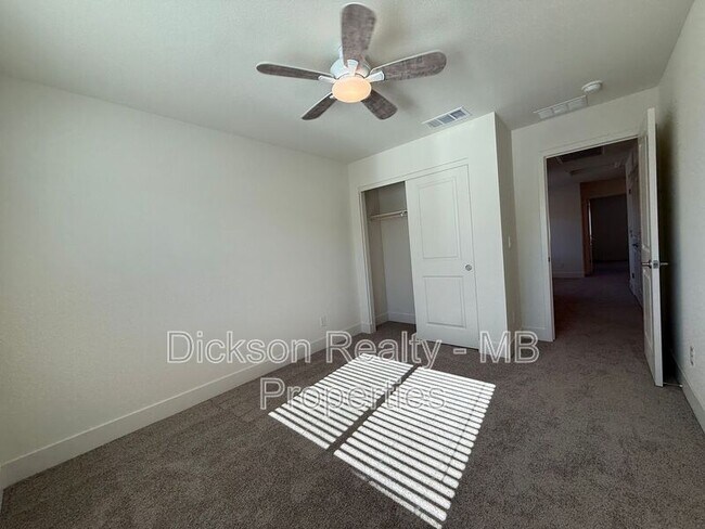 Building Photo - 1640 Prancer St