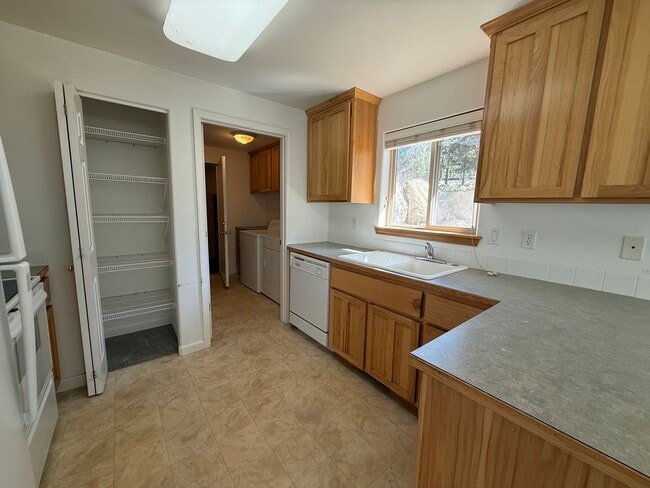 Building Photo - 2 Bed/2 Bath Apartment Located Near OSU/COCC Campus - Attached Garage