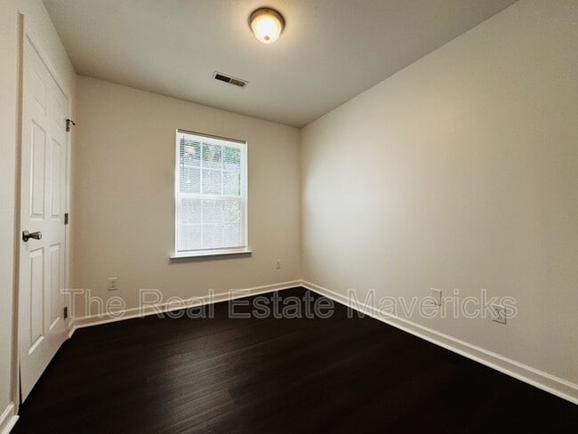 Building Photo - 4621 Kirkland Ave