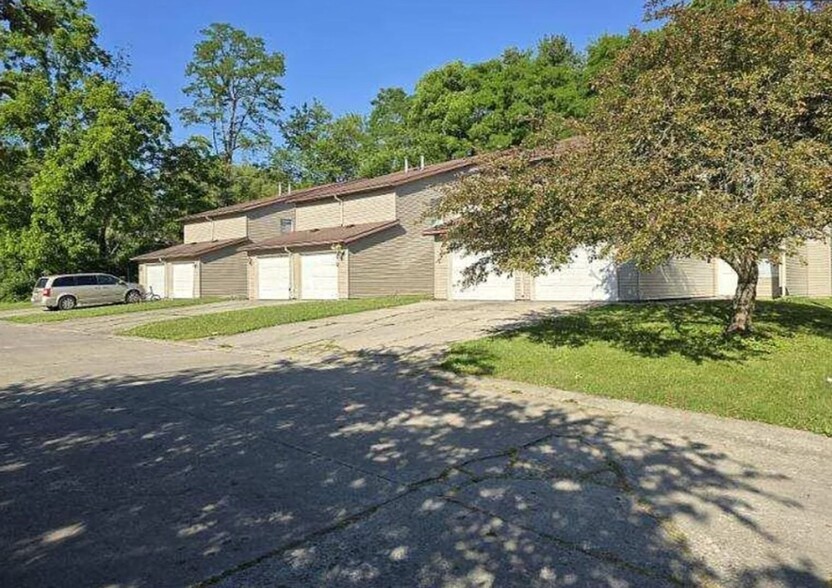 Building Photo - Canterbury Townhomes