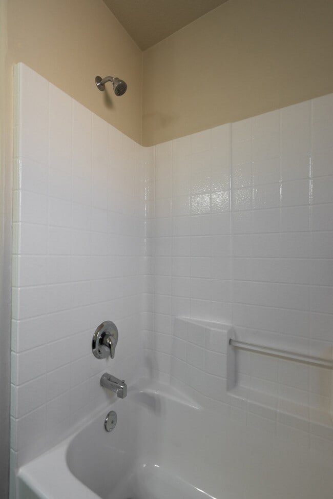 Building Photo - 3 bed 2 bath home with fully-fenced yard