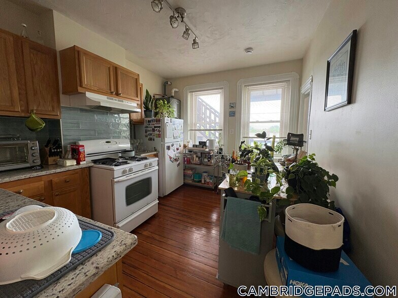 Building Photo - 1056 Cambridge St