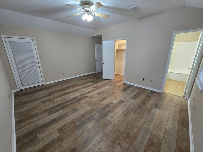 Building Photo - Bryan - 3 Bedroom - 2 Bath home with garag...