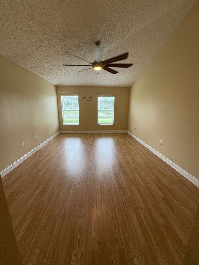 Building Photo - Wonderful 4 bedroom plus bonus room BEAUTY...