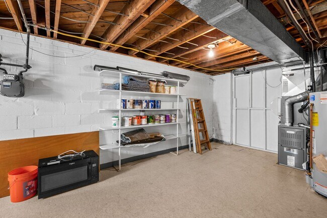 Building Photo - 5 Bed 3 Bath - Chevy Chase Rambler - Move IN Ready