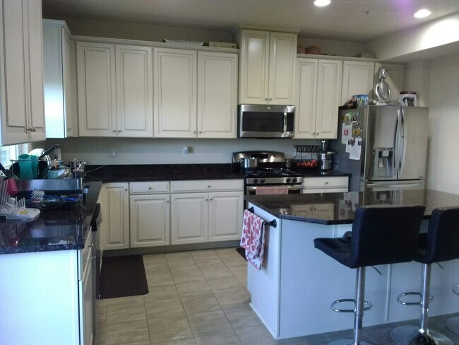 Building Photo - 904 Pointe View Dr