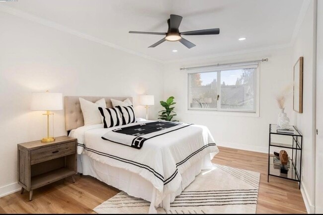 Building Photo - 725 Old Creek Rd