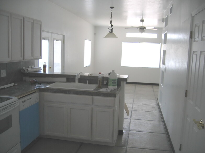 Building Photo - 914 E Hedrick Dr