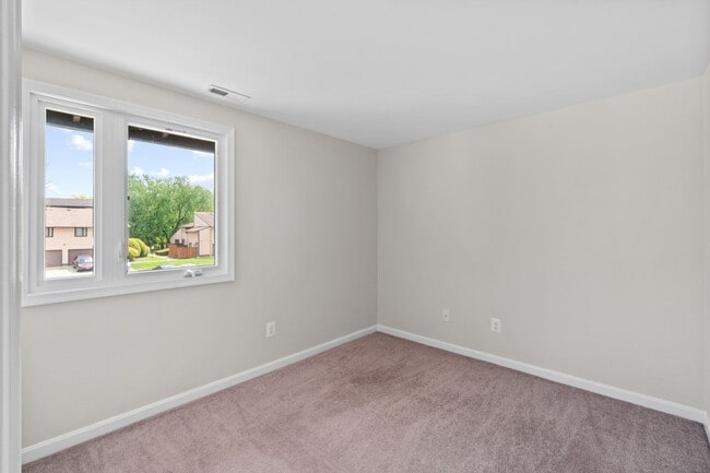 Building Photo - Condo in Woodside Square. 3Br / 1Ba Renovated. Garage.