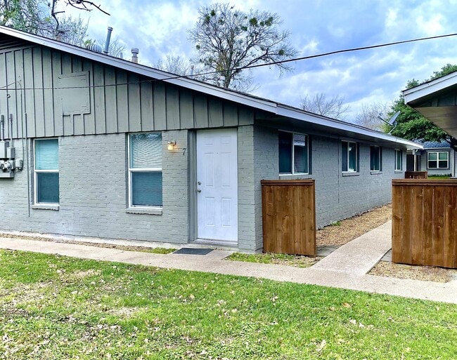 Primary Photo - 105 Davis St