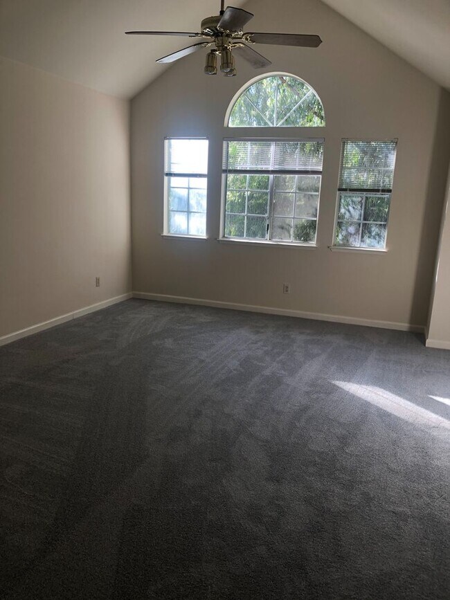 Building Photo - Desirable 3 Bedroom Townhouse on the Southside of Livermore
