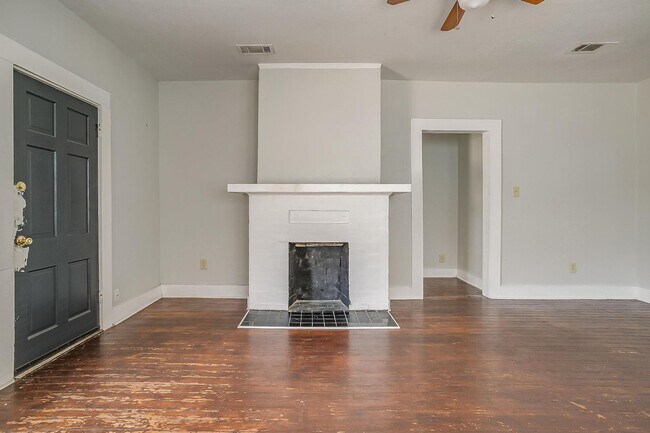 Building Photo - Large 4 Bed, 2 Bath in the heart of Histor...