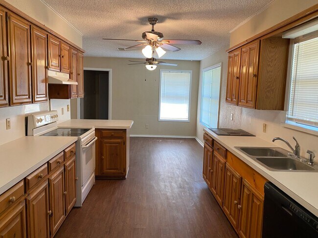 Building Photo - 5 BEDROOM HOME !!!!