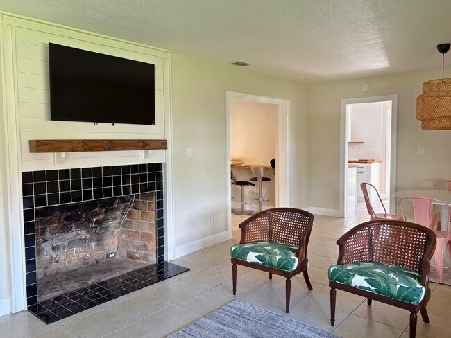 Building Photo - Steps to the Gulf! Spacious 3-Bed, 2 Bath ...