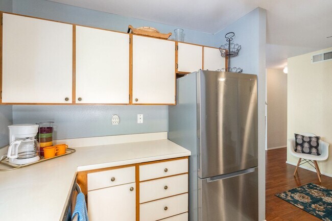 Building Photo - Available now!! W/ AC. 2 Parking Stalls, F...