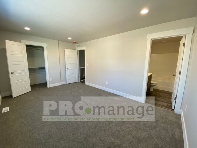Building Photo - Townhouse