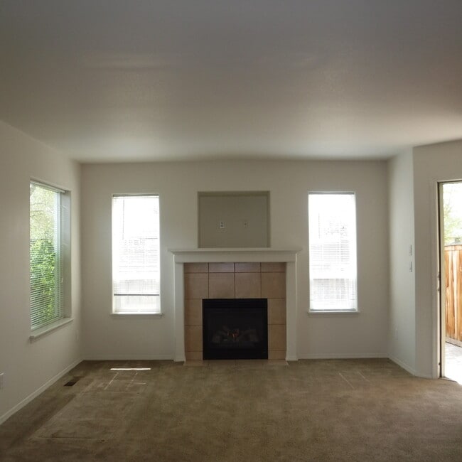 Building Photo - 3 Bed/2.5 Bath Duplex in NE Bend - Nova Loop