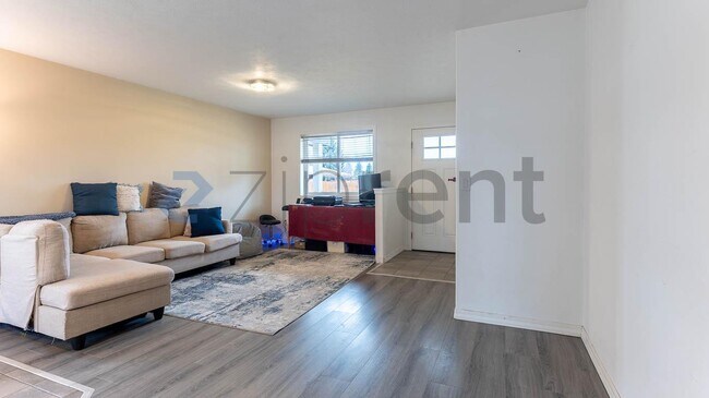 Building Photo - 7125 N Crestline St