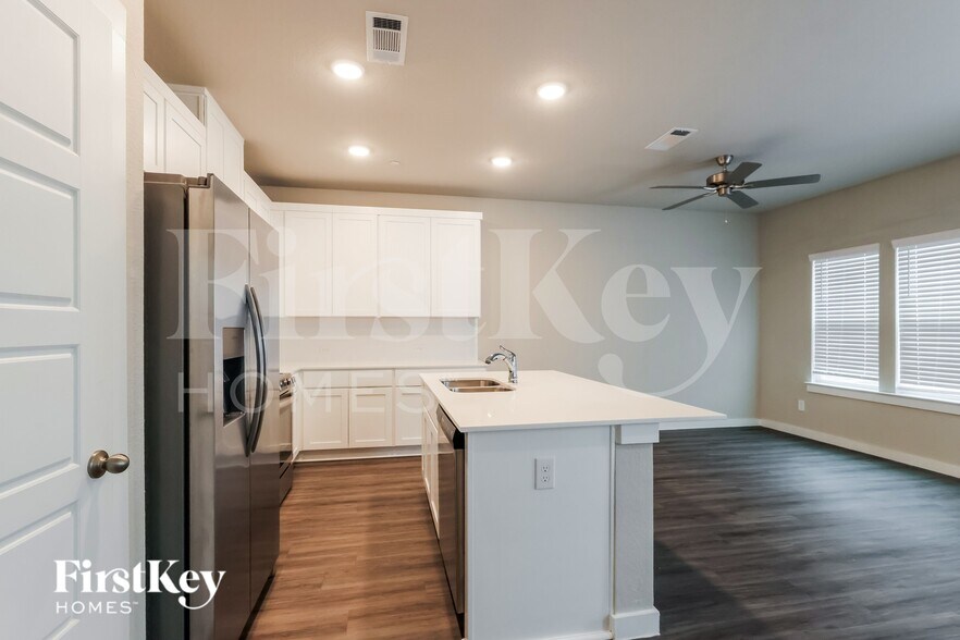Building Photo - 446 S Centro Cir