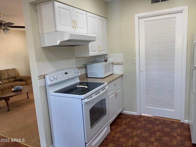 Building Photo - 10138 W Pinehurst Dr