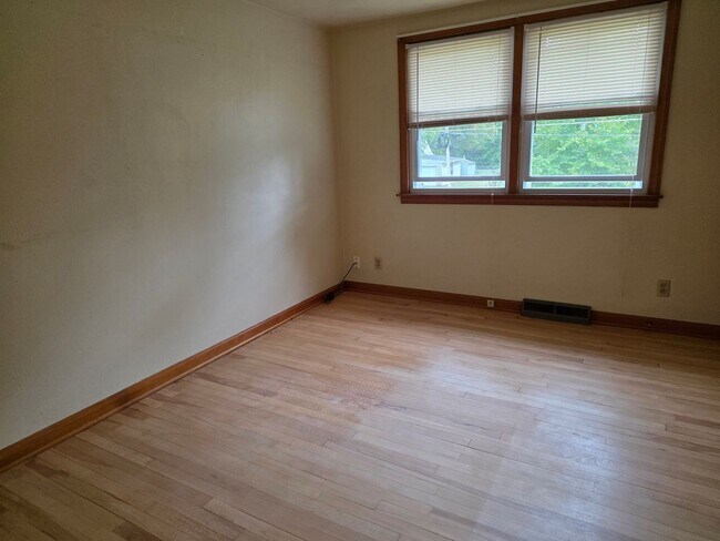 Building Photo - 518-520 Sloan Ave