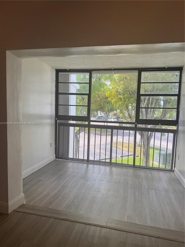 Building Photo - 9419 Fontainebleau Blvd