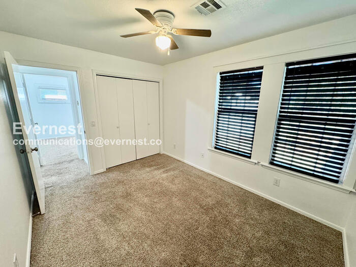 Building Photo - 5117 S Lions Ave