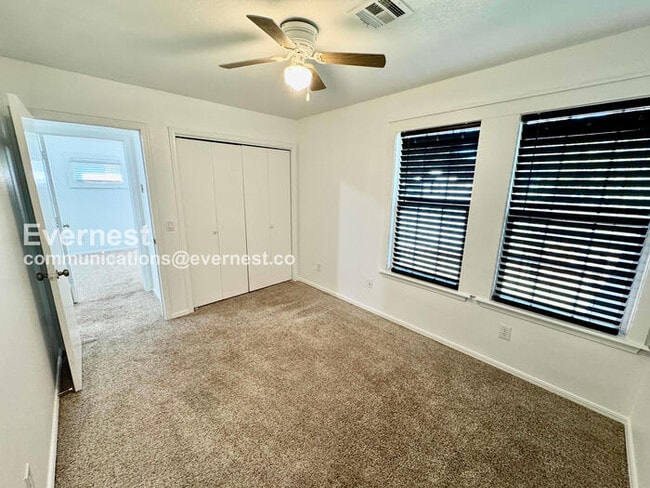 Building Photo - 3 Bed/1.5 Bath Home with Garage / Pet-Frie...