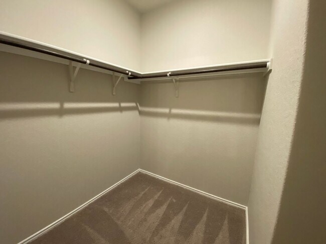 Building Photo - Fabulous 4/2 single story conveniently loc...